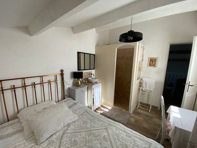 la chambre de l'étage avec salle d'eau