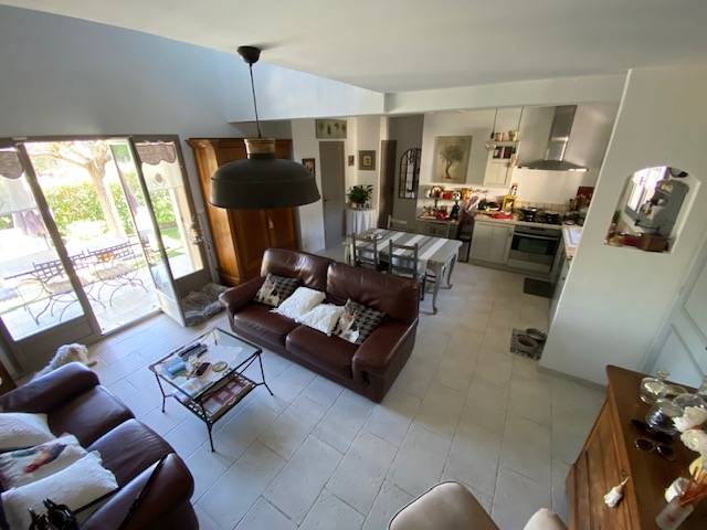 le séjour cuisine équipée ouverte volume possibilité de cheminée