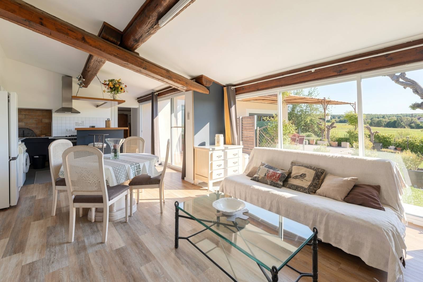 la cuisine d'été avec accès direct à la terrasse et la piscine