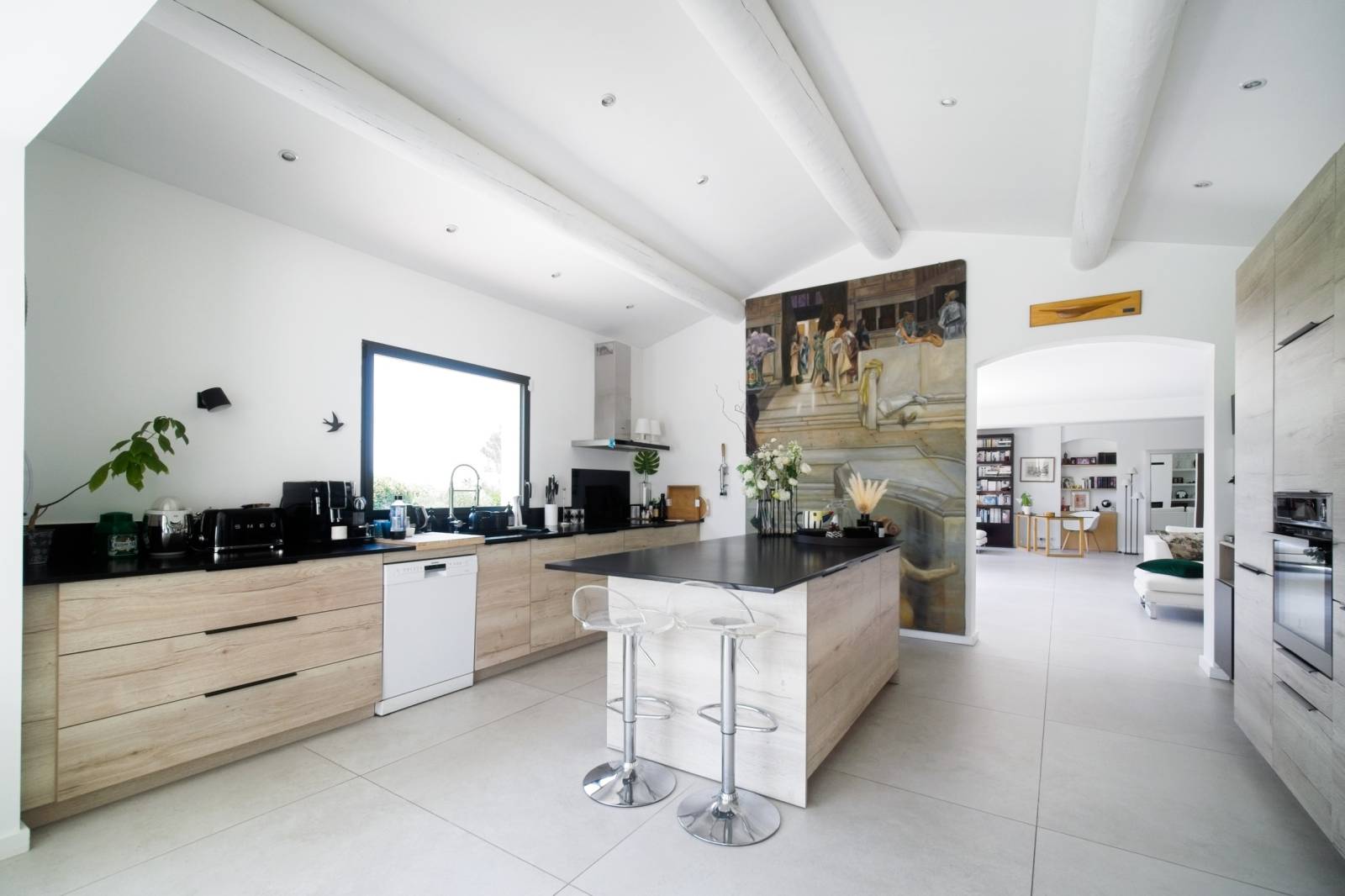 la cuisine entièrement équipée, son volume, l'îlot, pièce très claire