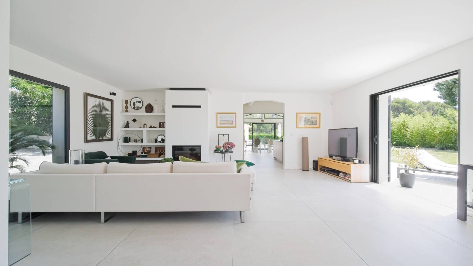 le séjour avec la cheminée dans l'axe et les deux ouvertures