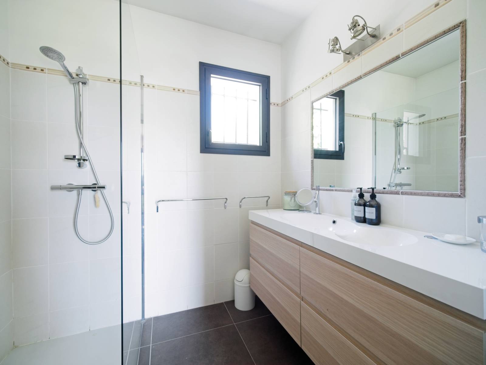 salle d'eau du rez de chaussée attenant à la suite prarentale