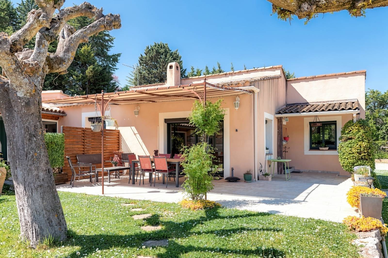 Façade sud de la maison donnant sur la terrasse avec treille