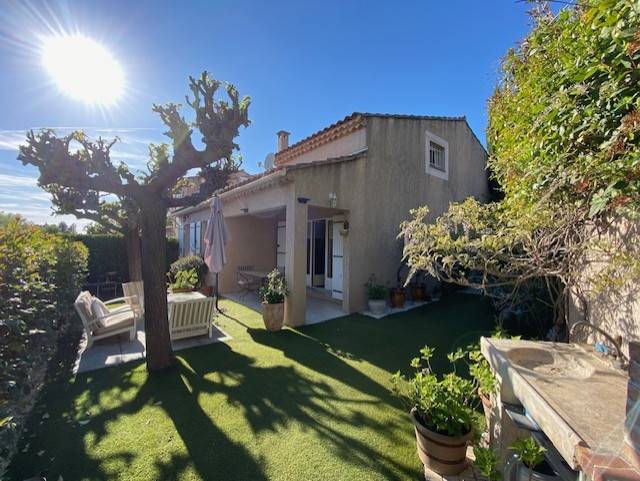 vue de la façade Sud et Est donnant sur terrasse et jardin clos
