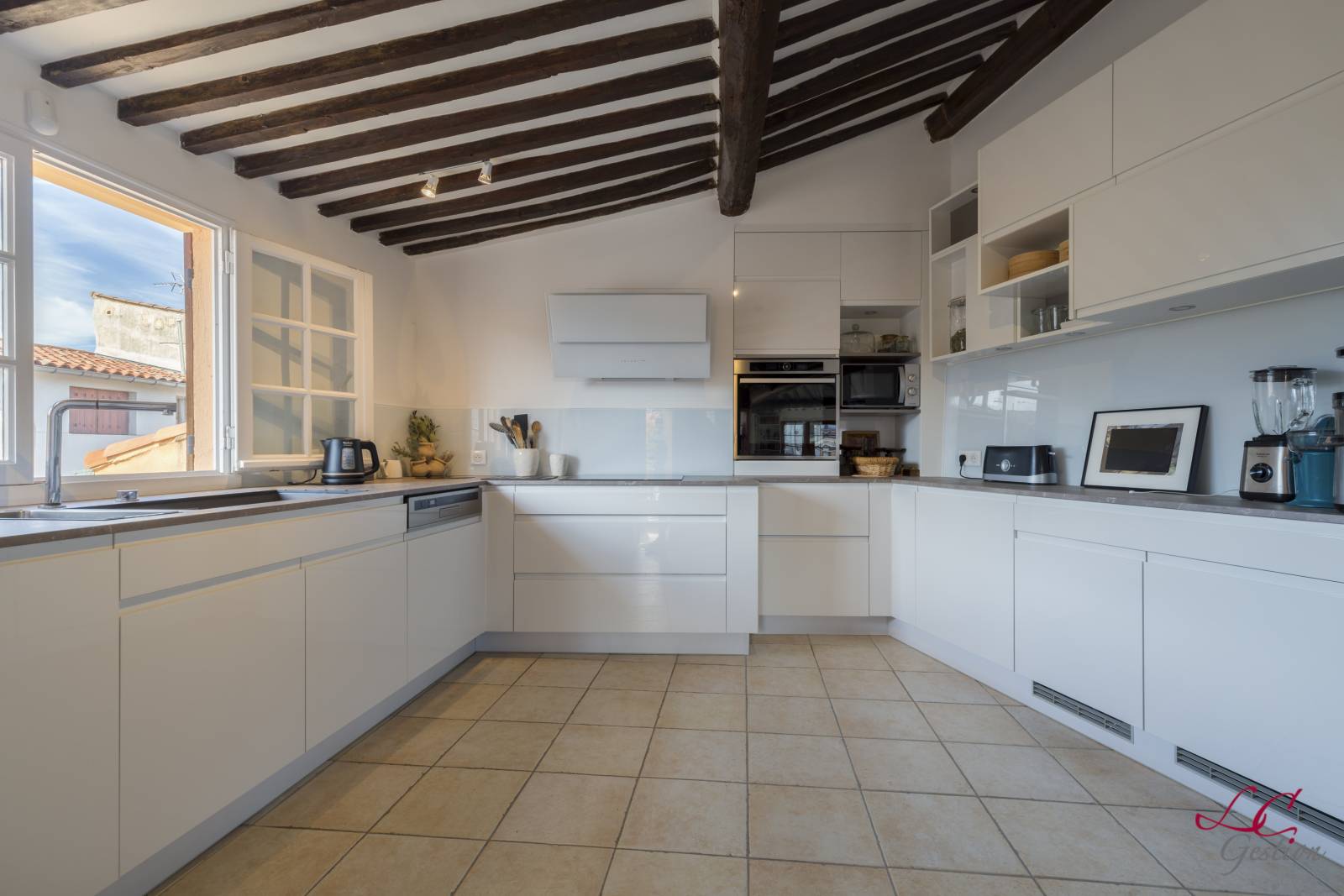 2ème angle de vue de la cuisine équipée