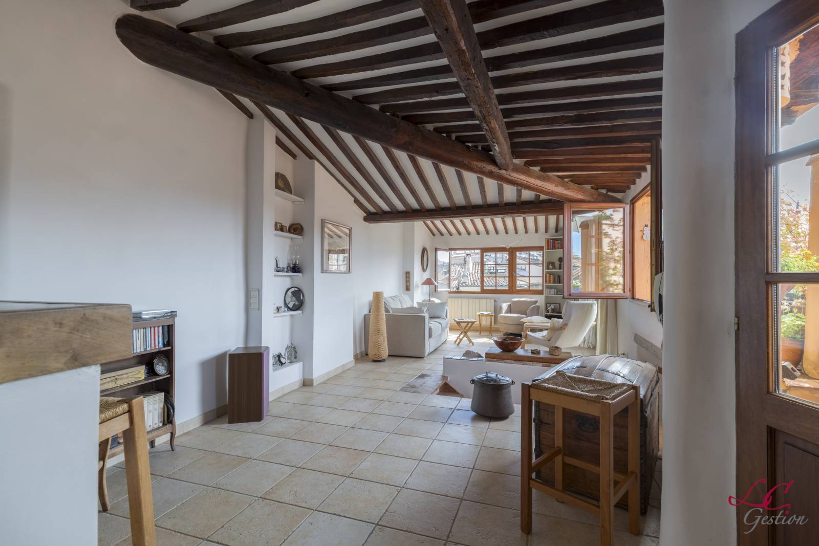 la profondeur du séjour doublement exposé Est et Sud