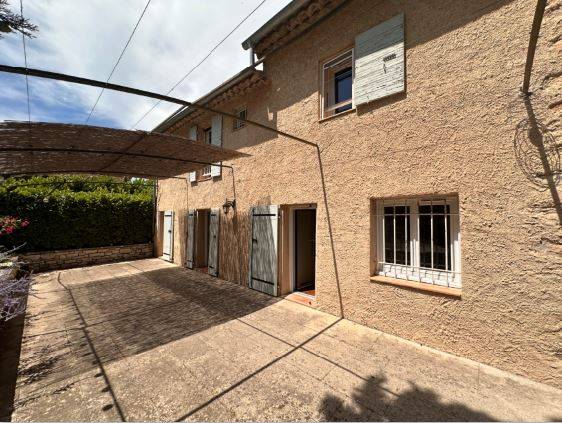 la façade rappelant le bastidon d'origine