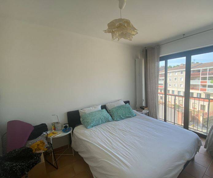 la chambre avec rangement volet roulant