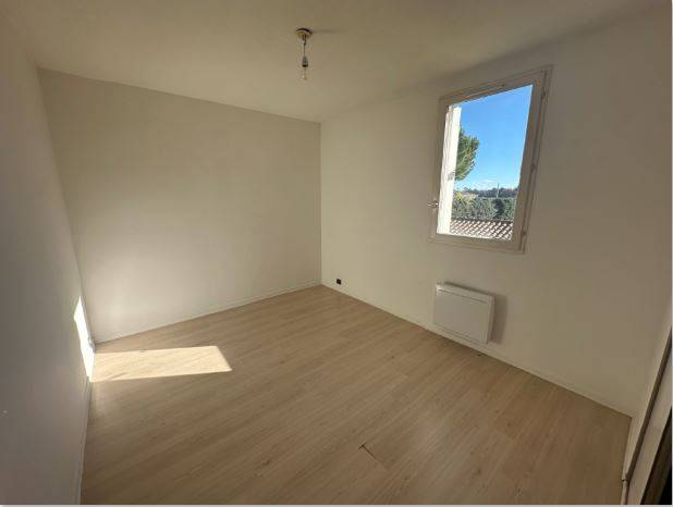 la chambre avec rangement exposée au soleil le matin