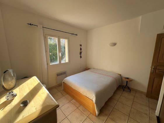 la chambre du rez de chaussée exposée à l'est 