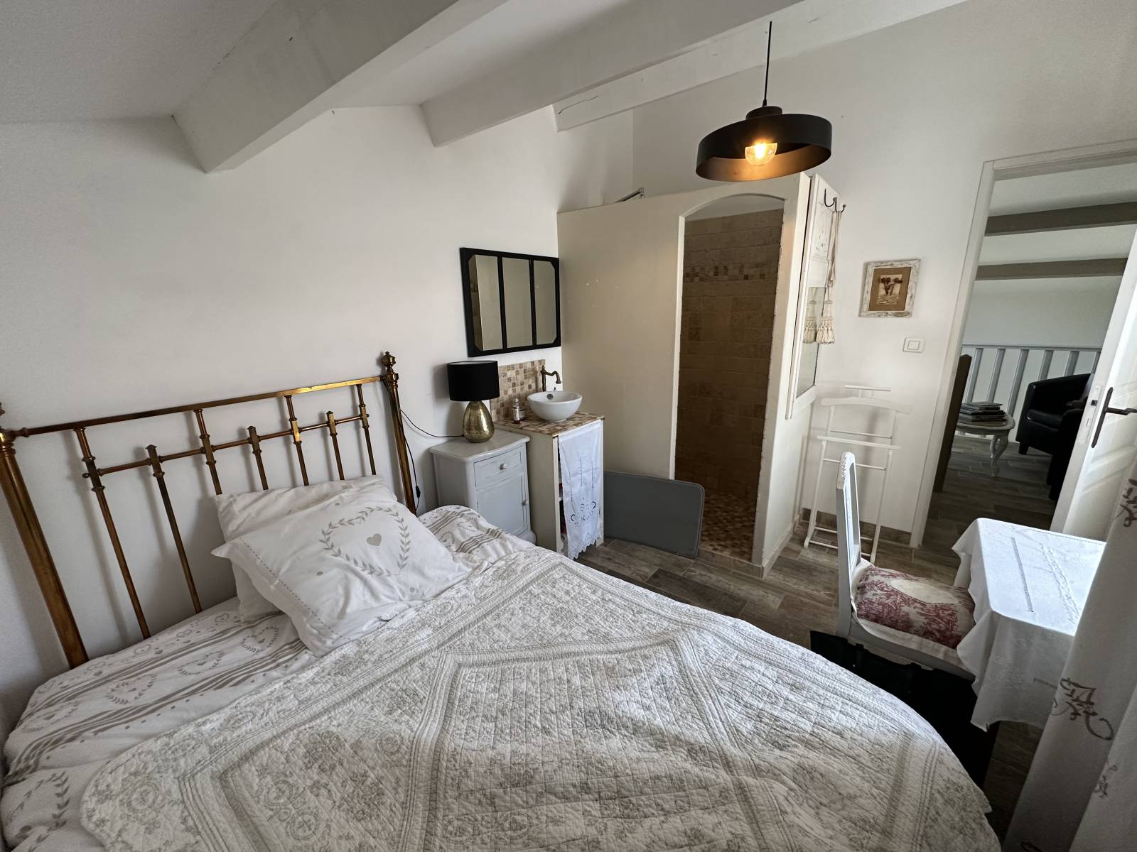 la chambre de l'étage avec salle d'eau attenante