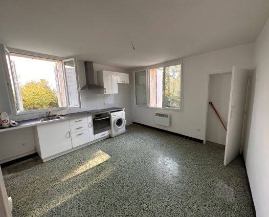 la cuisine aménagée avec les deux fenetres pour ventiler