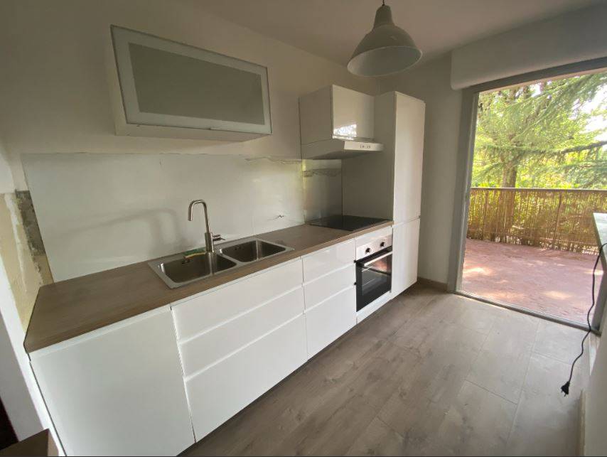 la cuisine aménagée et équipée