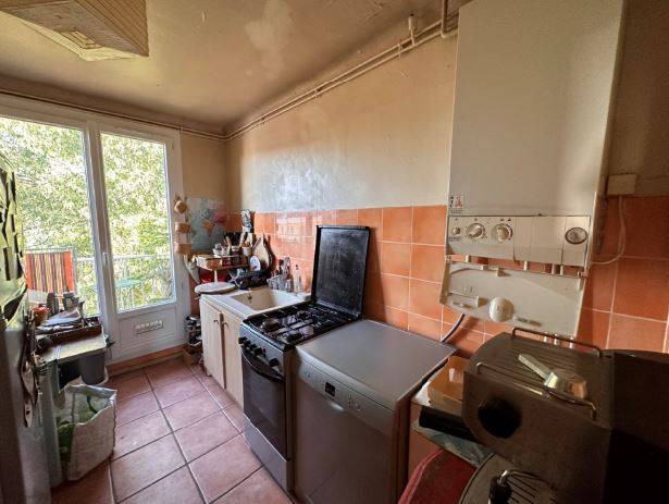 La cuisine séparée donnant sur balcon