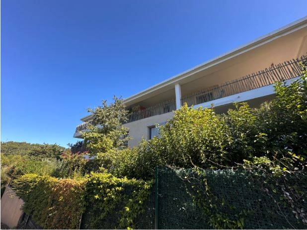 la façade de la résidence, que 3 étages!