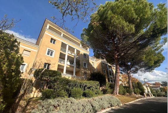 la façade de l'immeuble en excellent état