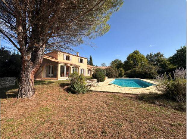 La façade de la maison avec la piscine en contre bas