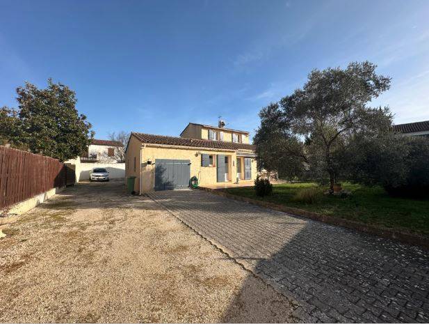 Façade sud avec accès garage 