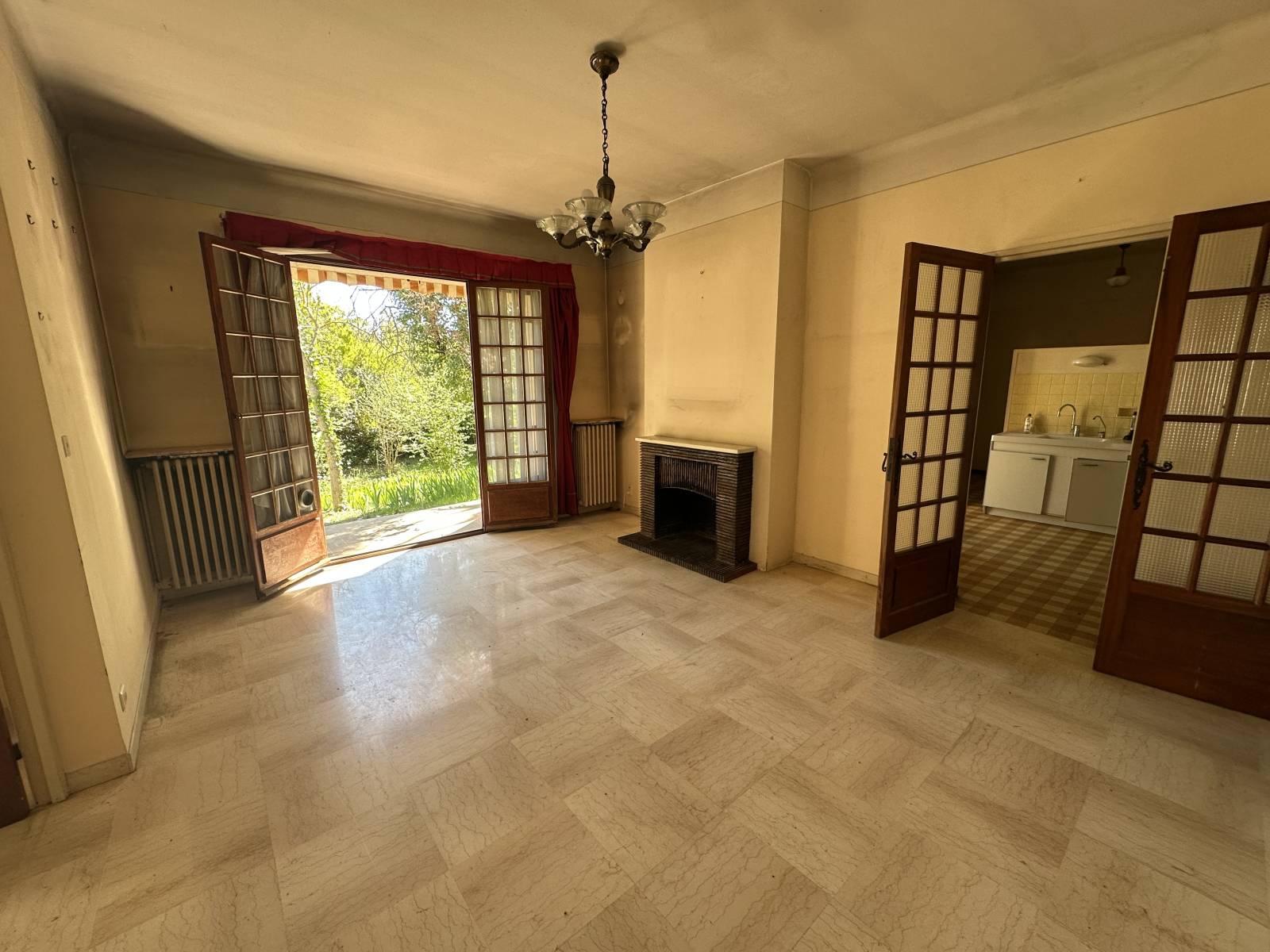 le salon avec cheminée d'époque