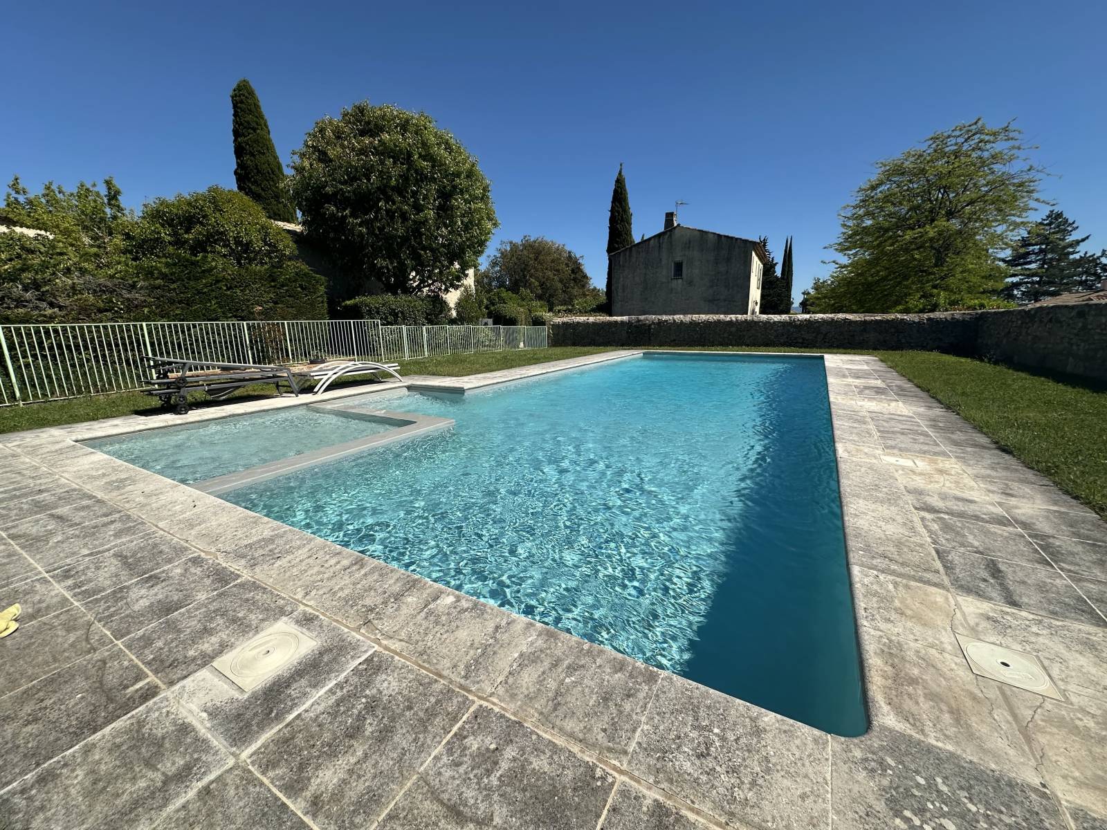 La grande piscine de la résidence
