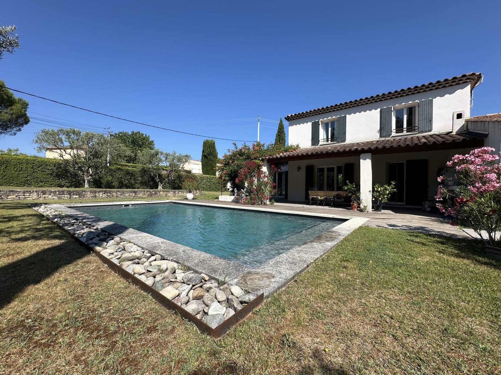 Maison contemporaine avec piscine à vendre à Venelles, au cœur d'un environnement campagne