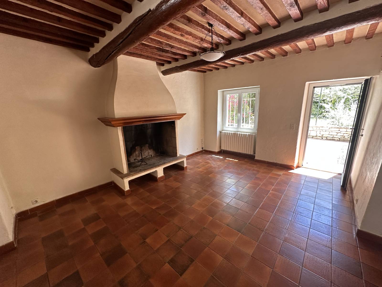 le coin feu a coté de la cuisine