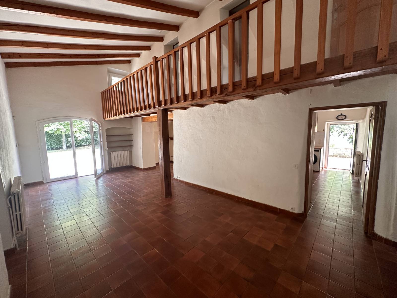 le volume du séjour avec le corridor des chambres 