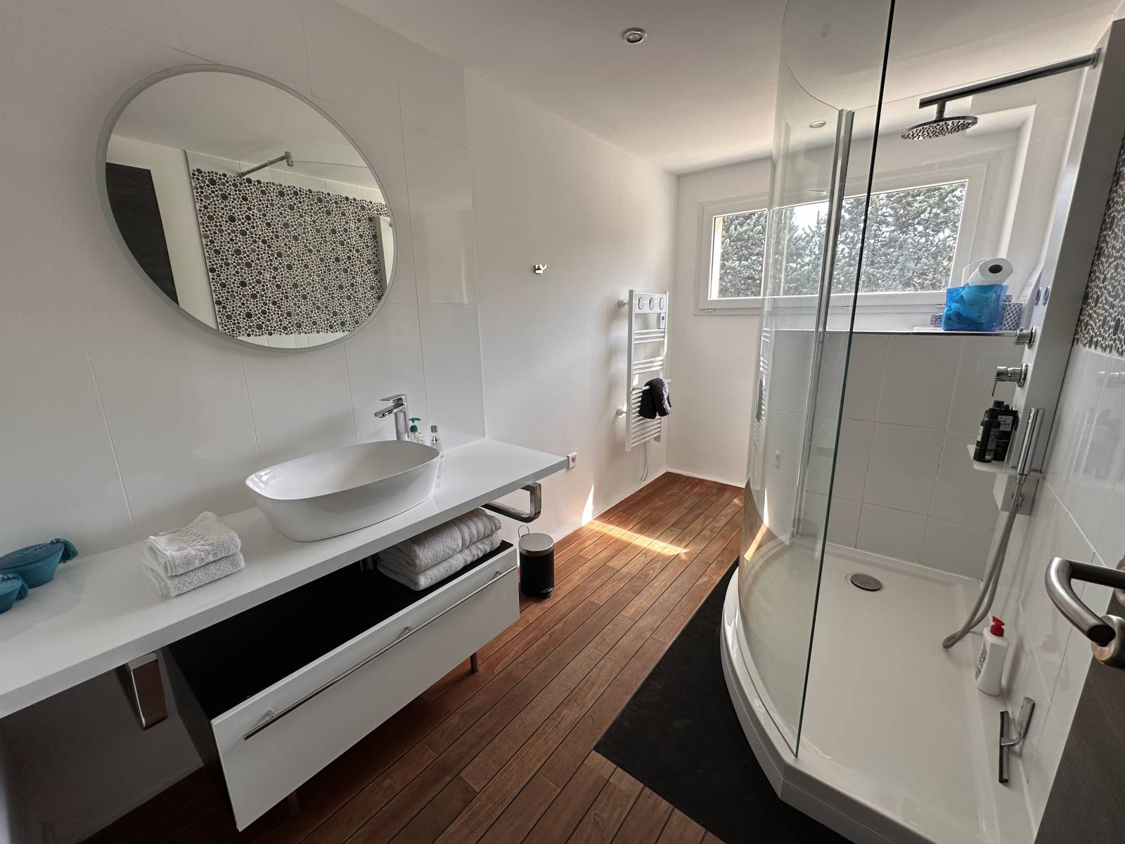 salle d'eau avec wc lumineuse