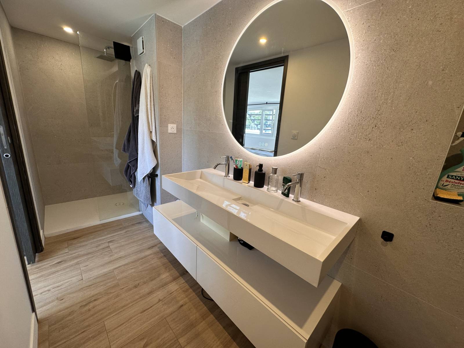 salle d'eau minimaliste rénovée