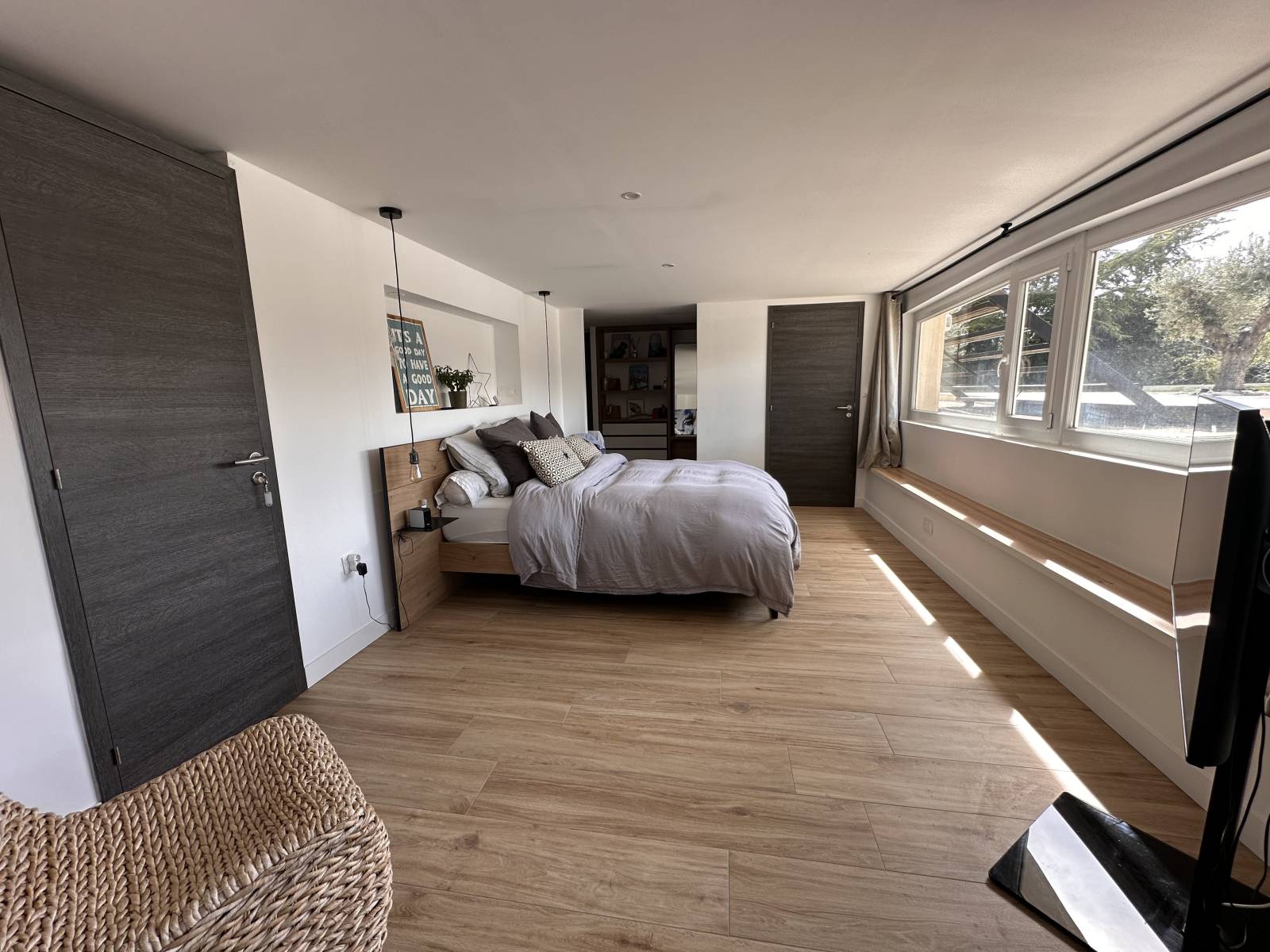 la grande chambre du rez de chaussée