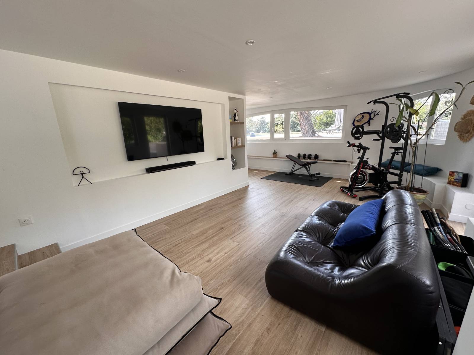 la salle de jeu séparée du reste de la maison