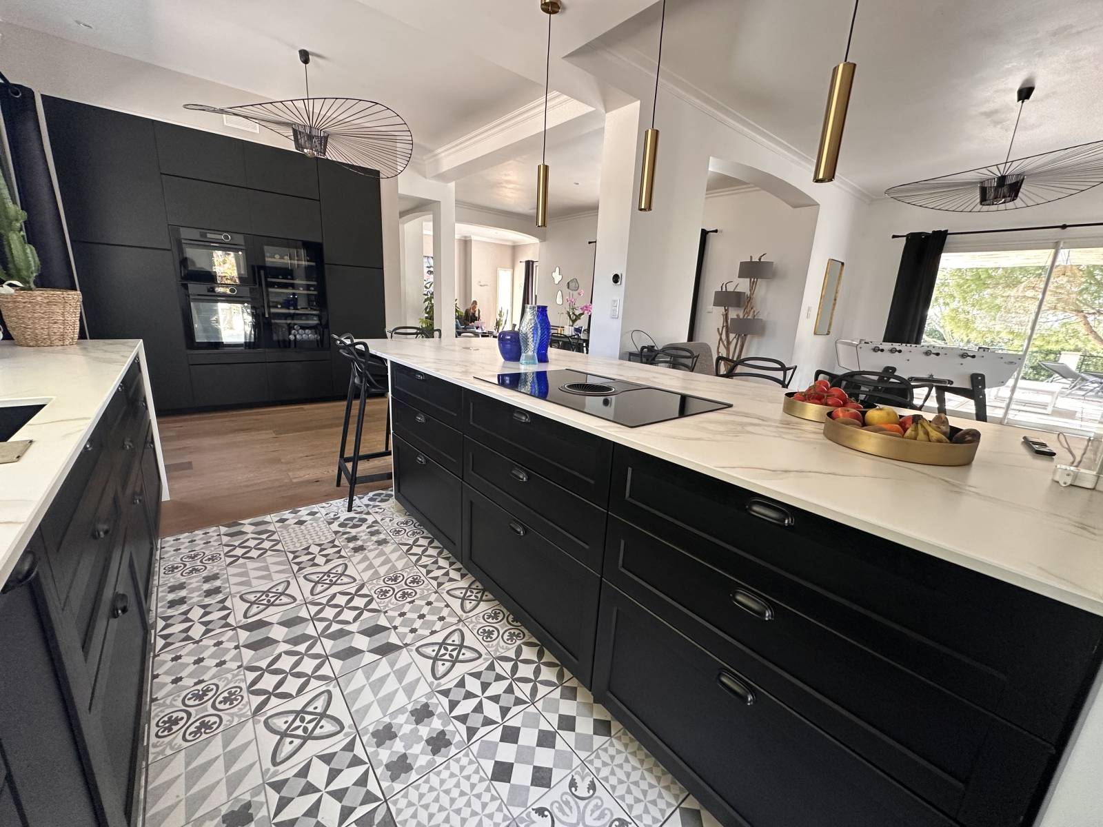 la cuisine îlot central avec comptoir repas intégré