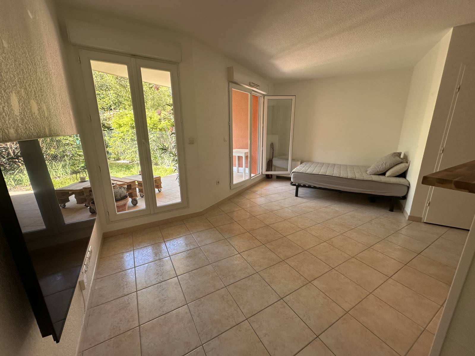 vu du salon sur les deux portes fenêtres qui donnent accès a la terrasse