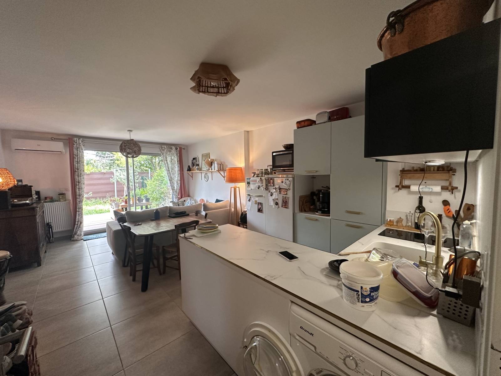 le vue de l'entrée dans la pièce principale 