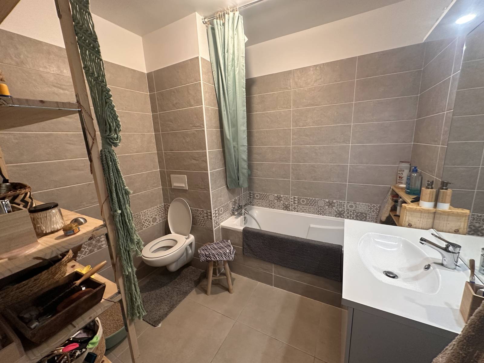 la salle de bain avec wc et baignoire