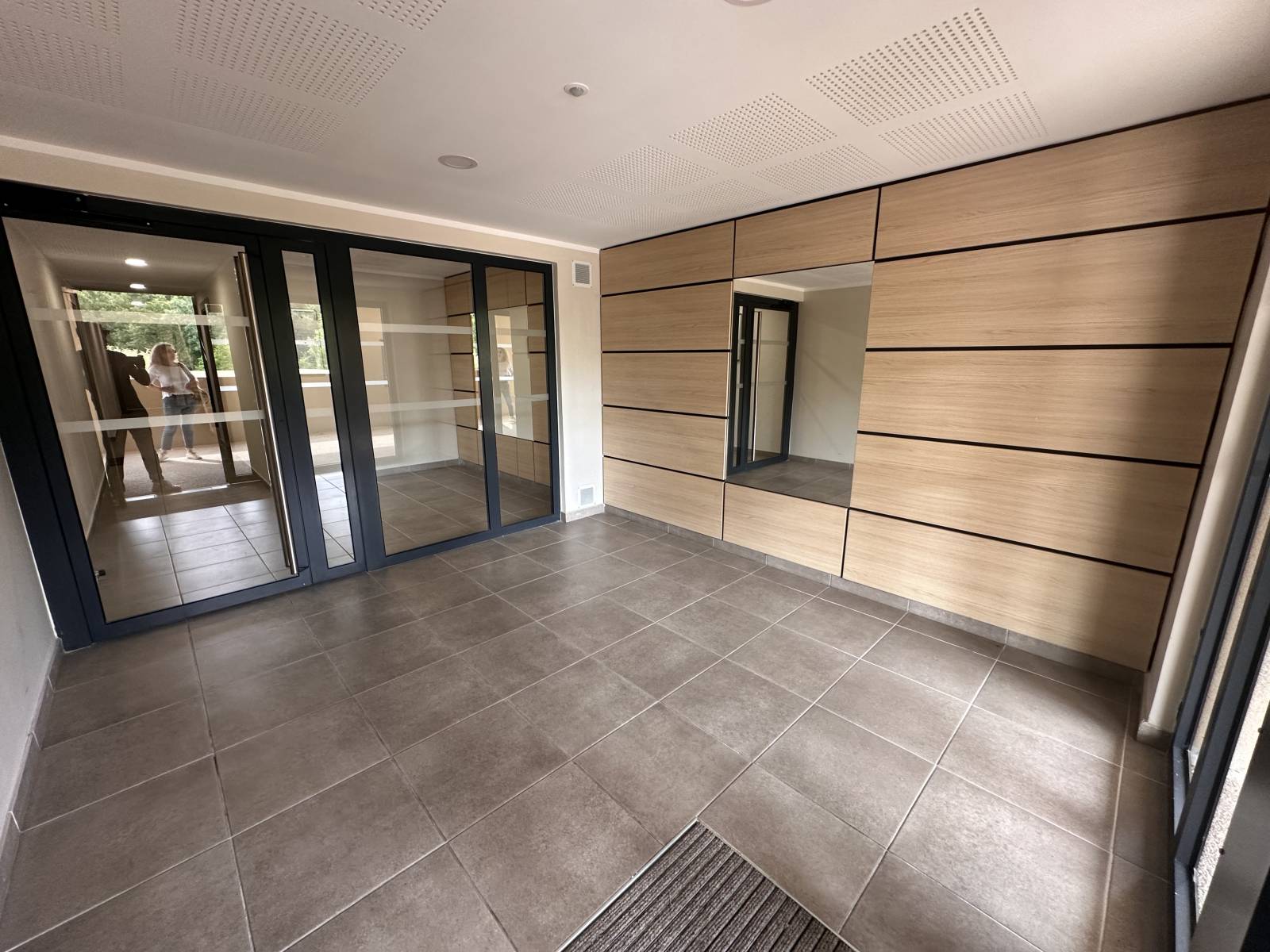 le hall d'entrée de l'immeuble