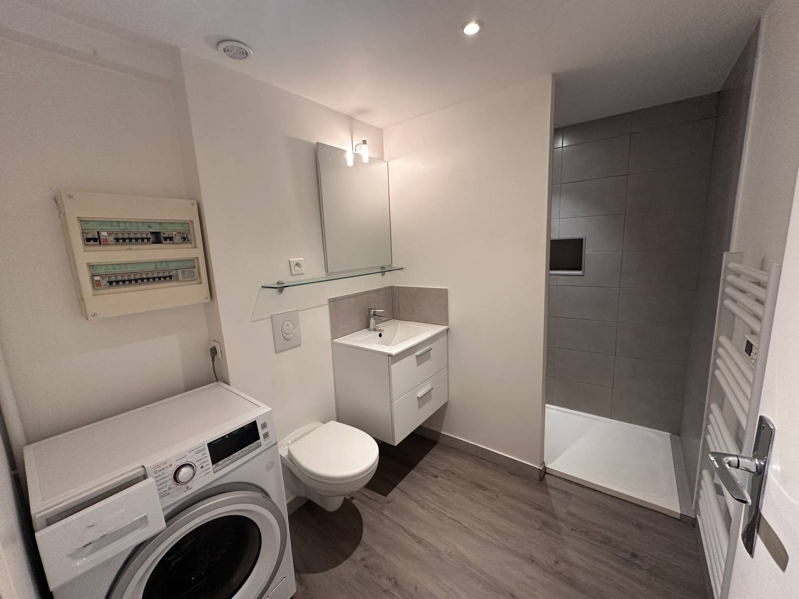 la salle d'eau avec wc spacieuse