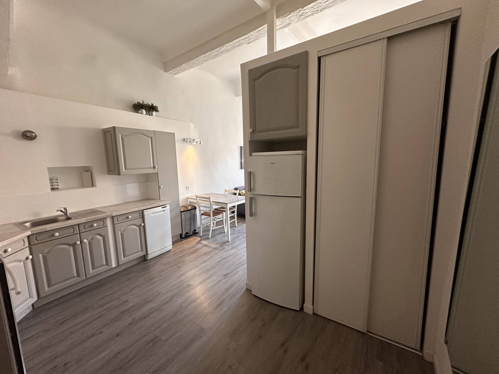 les nombreux rangements de l'entrée proche de la cuisine