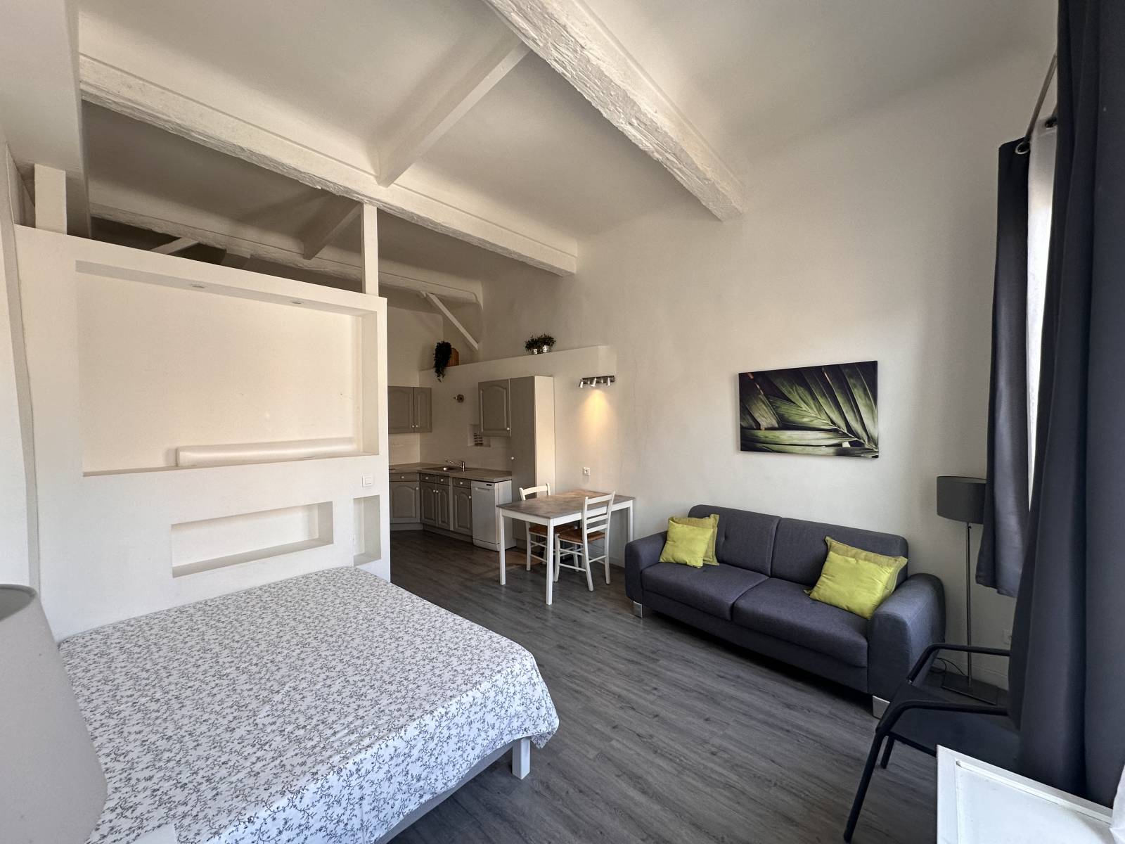 vue du séjour depuis les fenêtres 