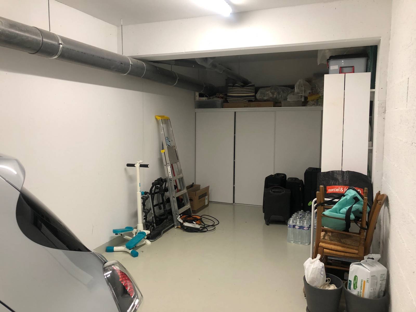 le grand garage avec possibilité de rangements supplémentaires