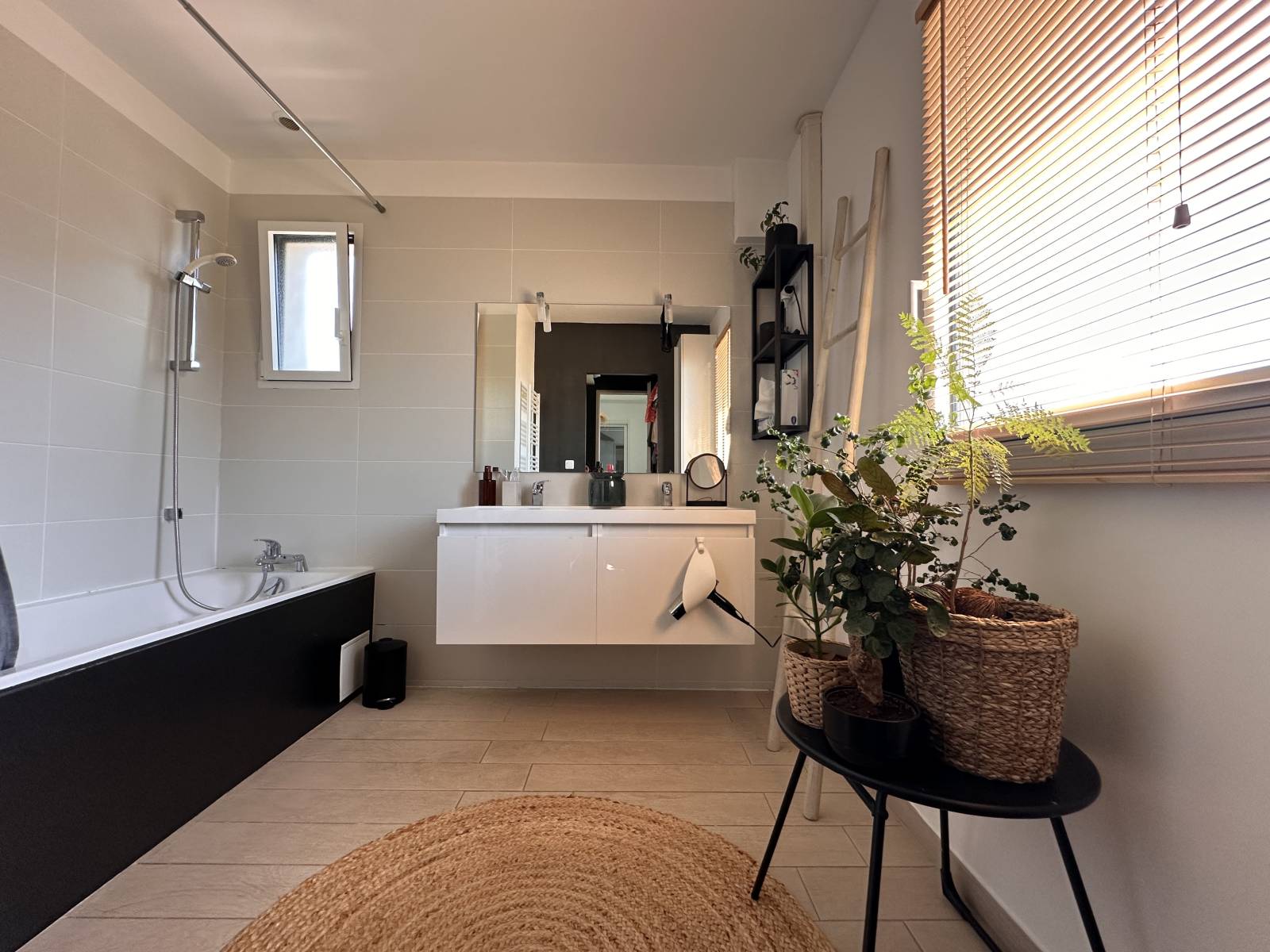 Salle de bain de l'étage avec fenêtre