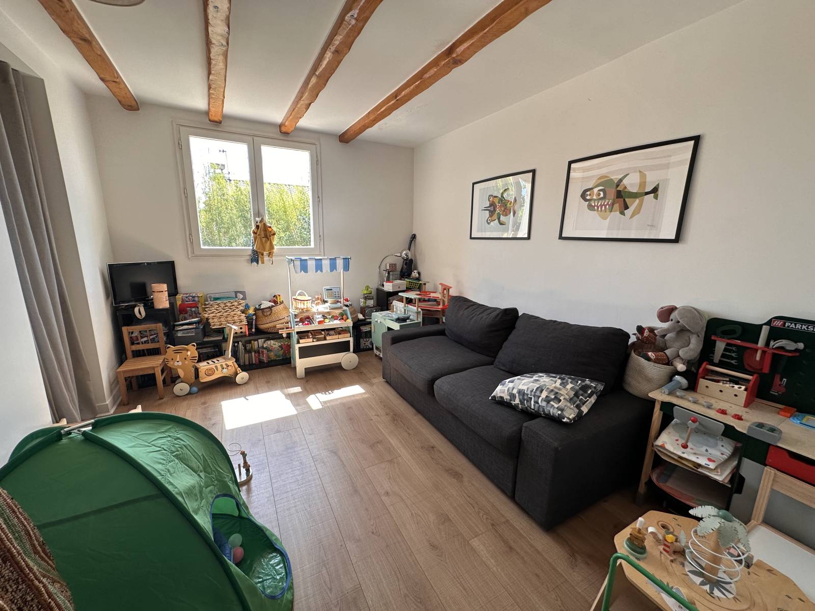 une chambre bureau ou chambre d'ami de bonne taille