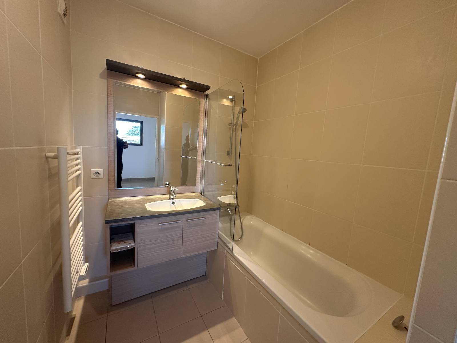 la salle de bain baignoire et meuble vasque