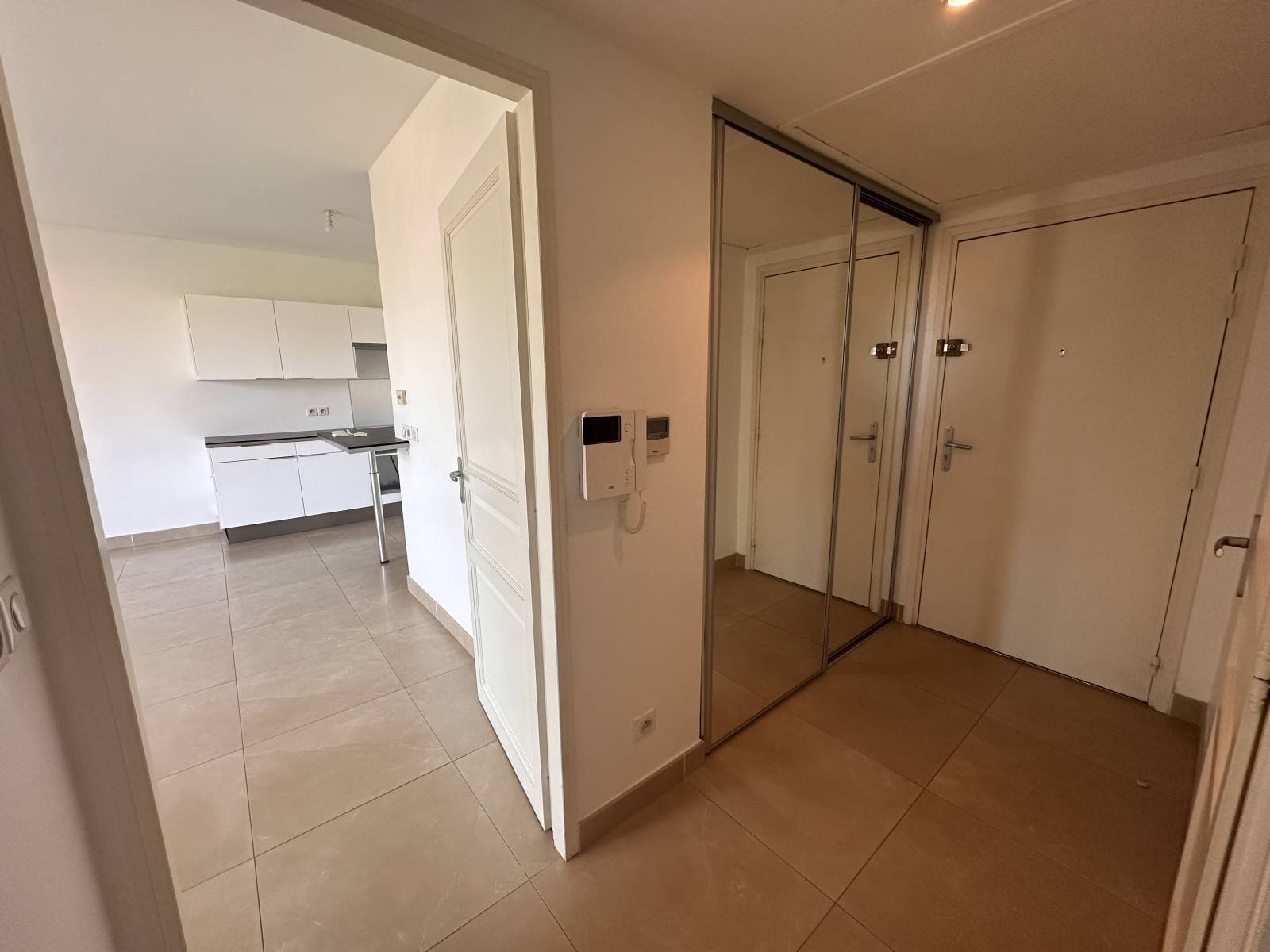 l'entrée et son rangement aménagé