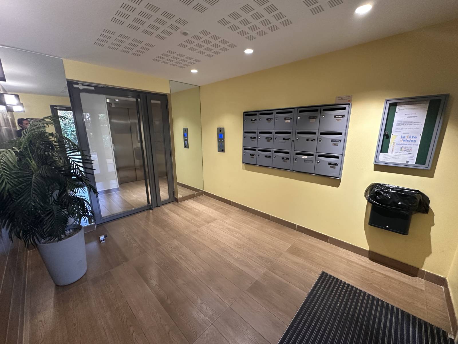 l'entrée de l'immeuble accès à l'ascenseur