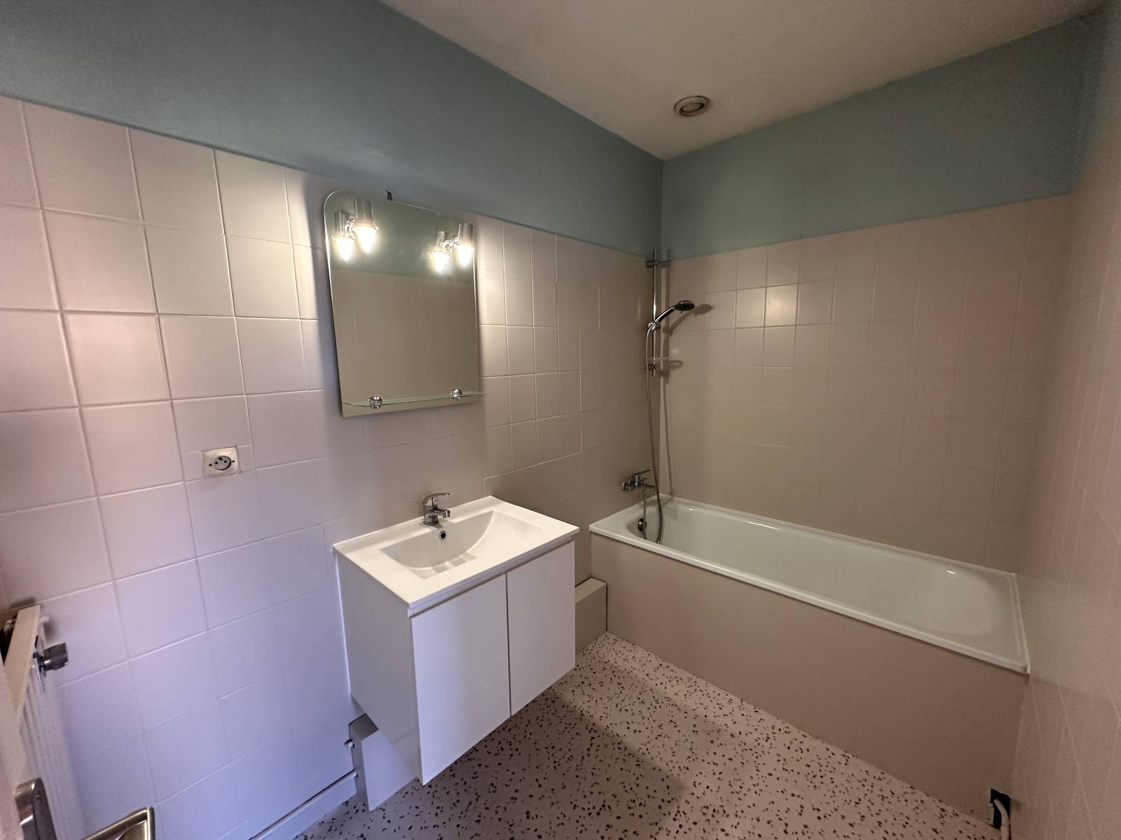 la salle de bain avec baignoire