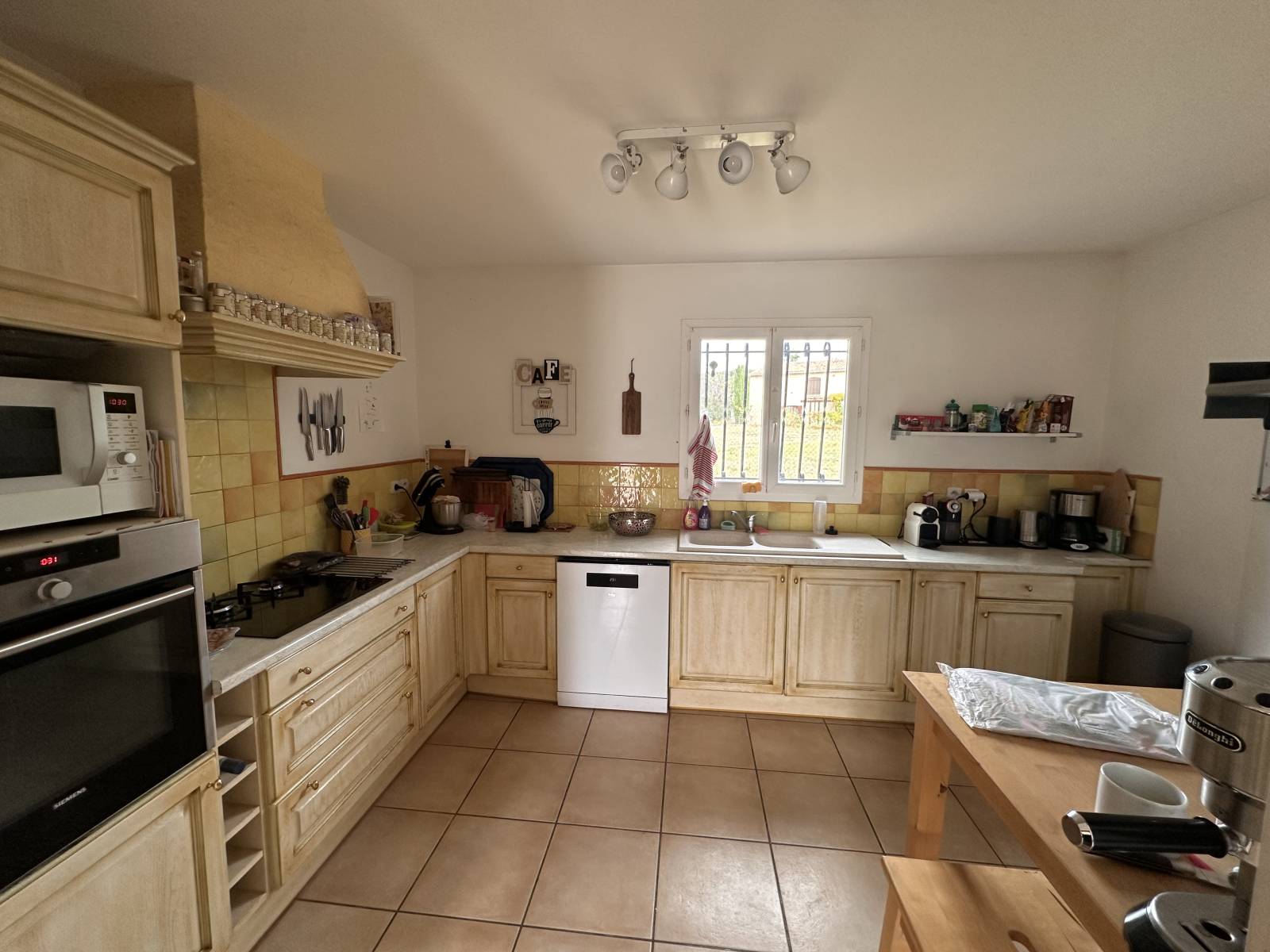 la cuisine équipée avec fenetre