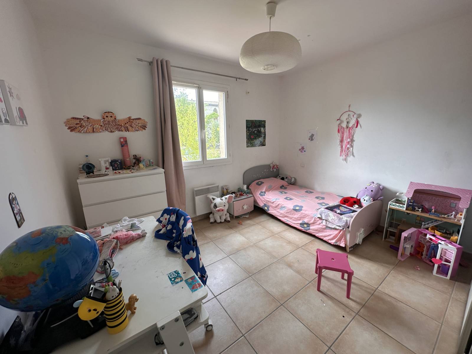 une chambre avec rangement