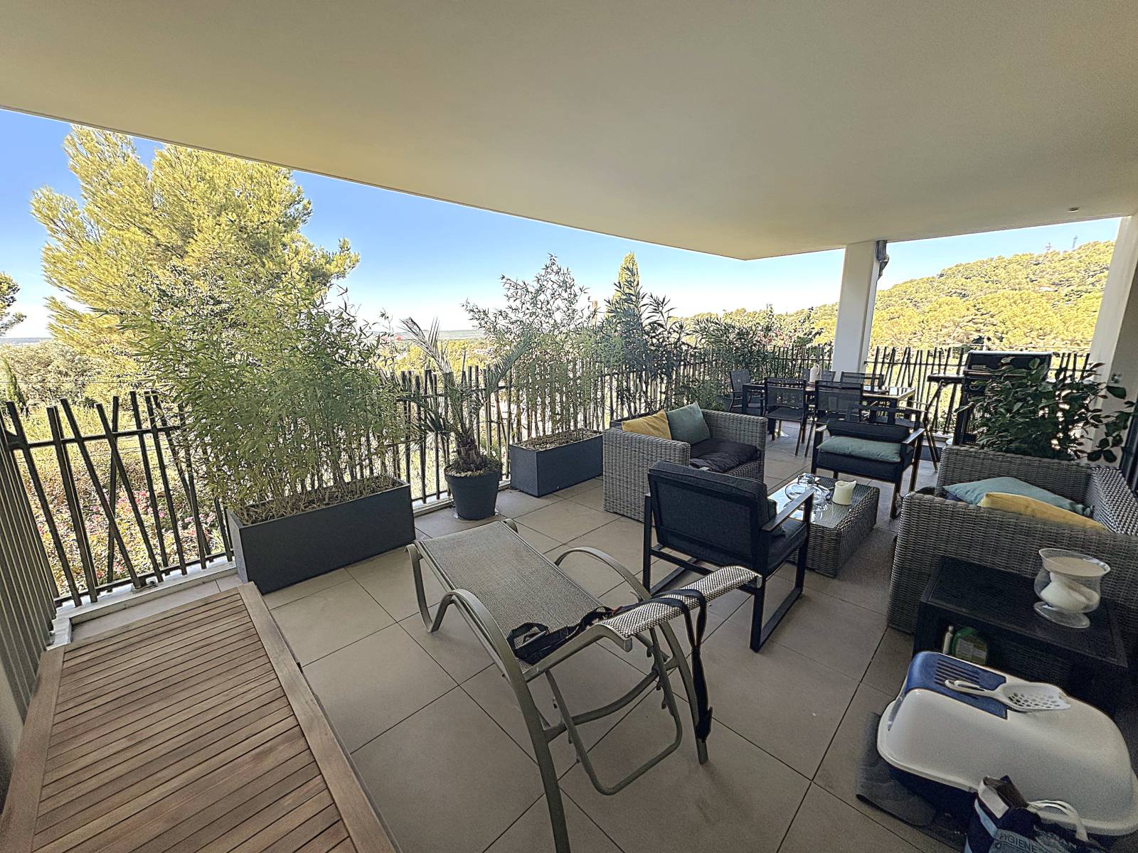 la grande terrasse couverte donnant sur la vue dégagée