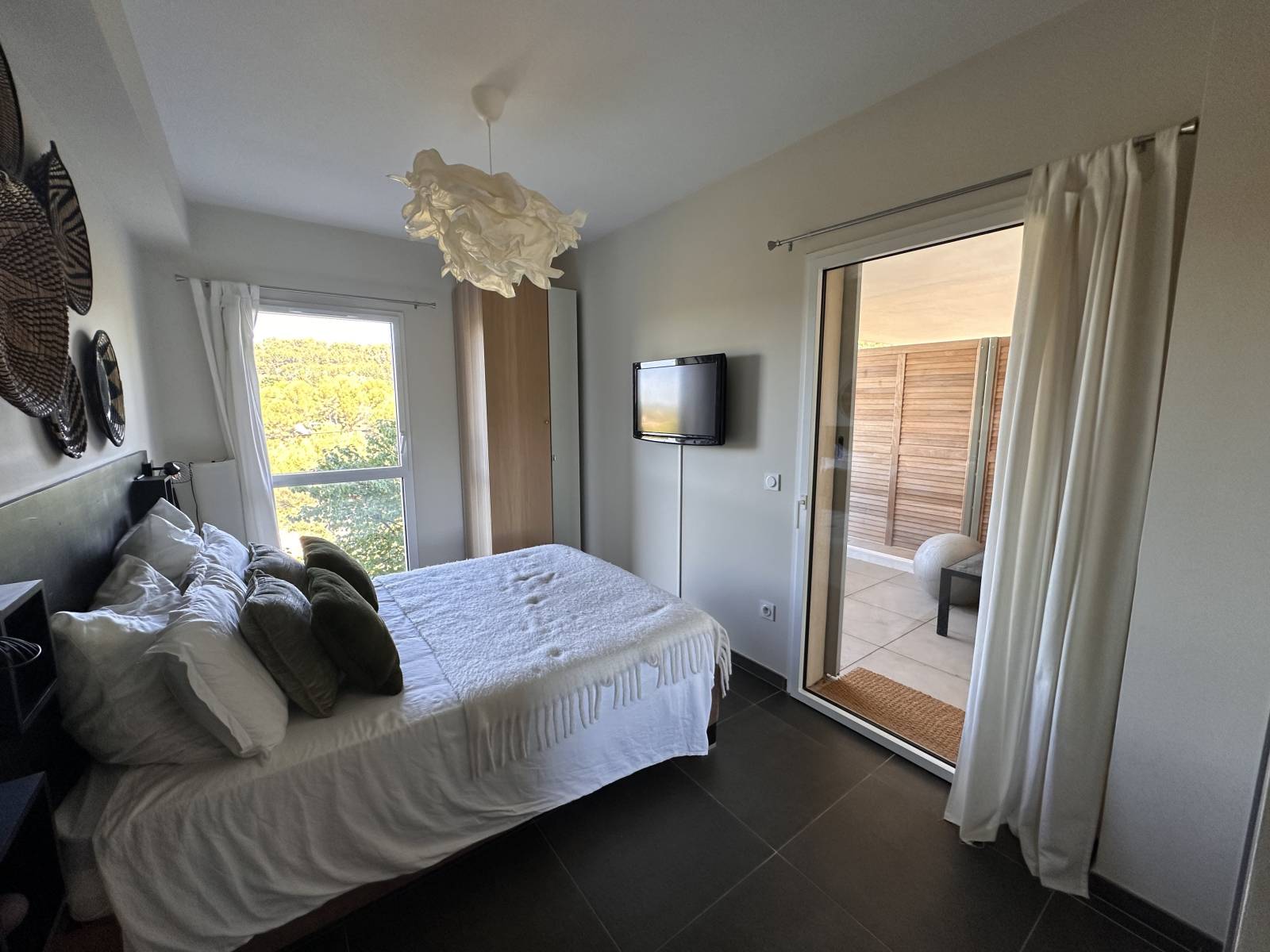 la chambre avec rangement et petite terrasse